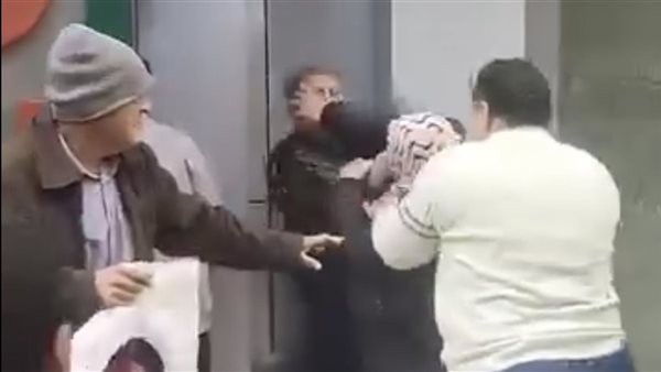 أنا اللي هسحب الأول".. شاهد مشاجرة بين سيدة ورجل أمام ماكينة "ATM" بالمحلة تشعل السوشيال ميديا