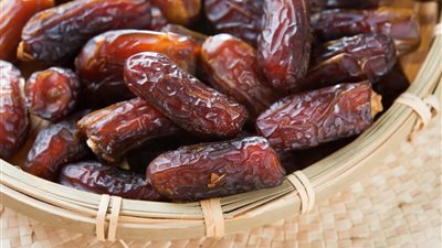 ماذا يفعل التمر بجسم الصائم خلال شهر رمضان؟.. خبراء يجيبون