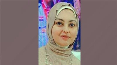 ظل سيارتها الحمراء