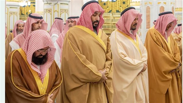 ولي العهد السعودي يزور المسجد النبوي لأداء صلاة الجمعة