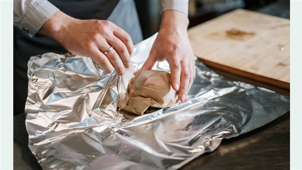 هل يضرّ الاستخدام اليومي لرقائق الألومنيوم بصحتك