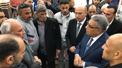 محافظ الدقهلية يقدم العزاء لأسر ضحايا حادث تصادم محور 30 يونيو بالمطرية