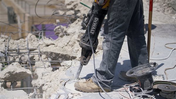 الاحتلال يجبر مقدسياً على هدم منزله ذاتياً في العيسوية