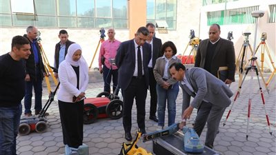 محافظ البحر الأحمر يتفقد مركز معلومات شبكات المرافق بالغردقة