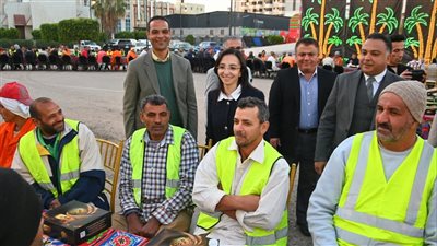 محافظ البحيرة تشارك 1000 عامل نظافة حفل الإفطار الجماعي 