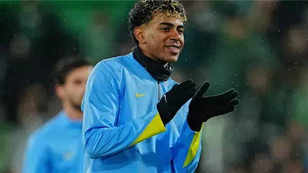 عرض تاريخي يهدد بقاء لامين يامال في برشلونة