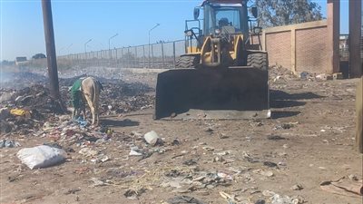 محافظ الفيوم يوجه برفع تراكمات القمامة أمام محطة الصرف الصحي بقرية دفنو 