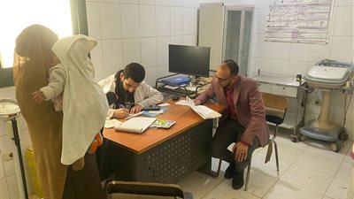 مدير صحة نجع حمادى يزرو وحدة القناوية ويحيل المتغيبين للتحقيق