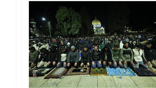 50 ألف فلسطيني يؤدون صلاتي العشاء والتراويح بالمسجد الأقصى