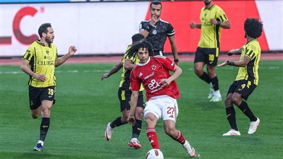 الأهلي يفرض سيطرته على سموحة بــ