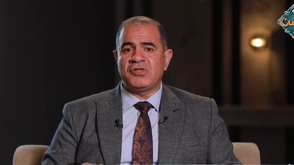 أستاذ علم اجتماع: الإفراط في الحوار بالملصقات الرقمية يضعف عمق العلاقات ويشوّه المشاعر