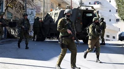 الاحتلال الإسرائيلي يعتقل شابا فلسطينيا ومستوطن ينكل بمواطنين جنوب الخليل