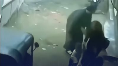 بائع يعتدي على ربة منزل في الشارع