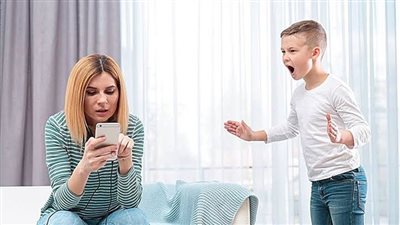 5 عادات يقوم بها الآباء تضر أطفالهم.. تعرف عليها وتجنبها