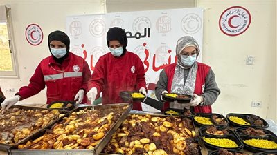 «هلال الخير» تتواصل بإقامة موائد الإفطار للأسر المصرية والفلسطينية المتعففة