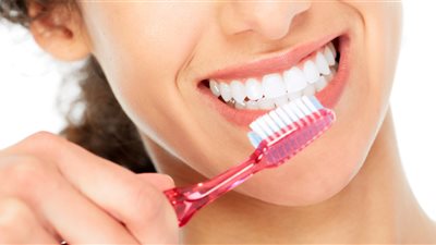 طبيبة توضح فوائد وأضرار تنظيف الأسنان بعد كل وجبة