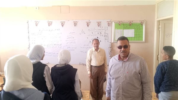 مدير تعليم قوص يتفقد مدرسة النصر بمطيرة ويثنى على نسبة حضور الطلاب