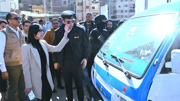 للتأكد من الالتزام بخطوط السير والتعريفة المقررة...محافظ البحيرة تستوقف عدد من سيارات السرفيس بدمنهور