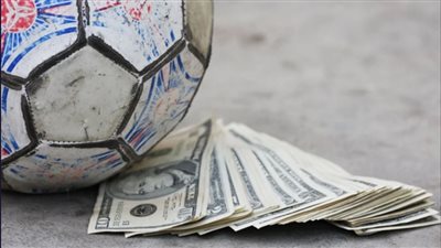 الخبراء يتفقون: فوضى المال في كرة القدم تحتاج وقفة
