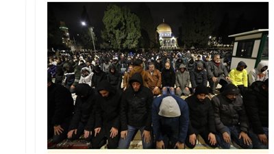 35 ألف فلسطيني يؤدون صلاتي العشاء والتراويح بالمسجد الأقصى