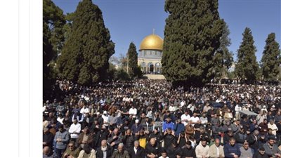 100 ألف فلسطيني يؤدون صلاة الجمعة في المسجد الأقصى