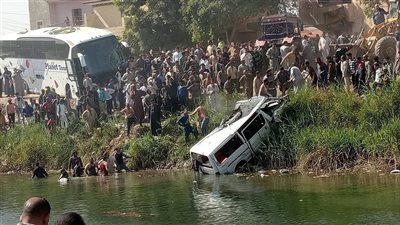 مصرع سائق وإصابة 13 من محافظات مختلفة بانقلاب ميكروباص بترعة في الأقصر