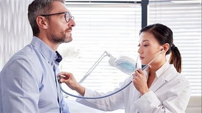 هل بلغت الأربعين؟ طبيب يكشف 5 علامات لاستشارة الطبيب 