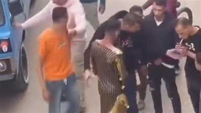 قانوني يوضح العقوبة المتوقعة للمتهمين بإجبار شاب على ارتداء ملابس نسائية 