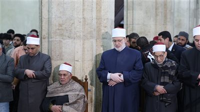 في أول ليالي المغفرة.. ٱلاف المصلين يناجون الله طمعا في رضوانه ومغفرته