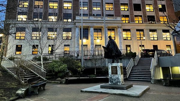 ألاسكا تقترب من تشديد قوانين الذكاء الاصطناعي والسوشيال ميديا لحماية الأطفال