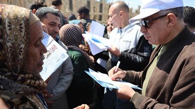 محافظ المنيا يتفقد مستوى الخدمات بقرية «الجزائر» 