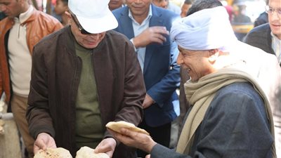 محافظ المنيا يتابع جودة رغيف الخبز بقرية الجزائر