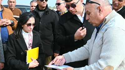 جولة غير تقليدية.. محافظ البحيرة تتفقد وادي النطرون من داخل ميكروباص
