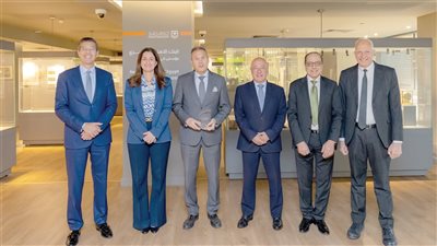 قيادات البنك الأهلى المصرى خلال استلام الجائزة من مؤسسة Euro