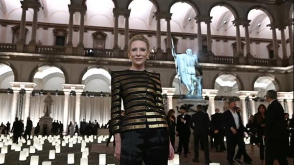 عرض جورجيو أرماني الأخير يتحول إلى وداع مهيب في ميلانو