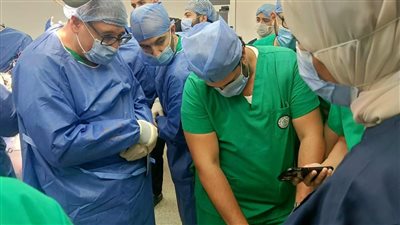 نجاح جراحة زرع جهاز التحفيز العميق للمخ لمريض بمجمع الإسماعيلية الطبي