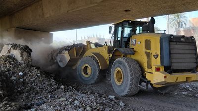 رفع 180 طن مخلفات بالطريق المؤدي إلى جزيرة الواسطى بأسيوط