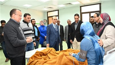 المنشاوي يطمئن طالبات أسيوط الأهلية بمستشفى الإصابات