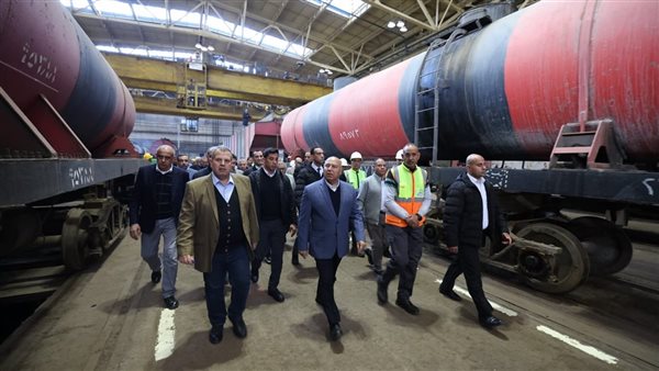 وزير النقل يتفقد ورش عربات جبل الزيتون بالإسكندرية المتخصصة في إجراء العمرات لعربات نقل البضائع