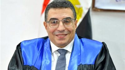 تقديراً لعطائه البحثي.. الدكتور أيمن الحلفاوي يتوج بجائزة جامعة كفر الشيخ للنشر العالمي