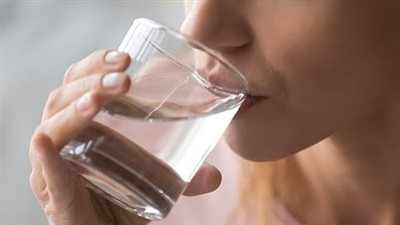 شرب الماء: الكمية المناسبة والتوقيت الصحيح وعلامات تحذيرية للجفاف