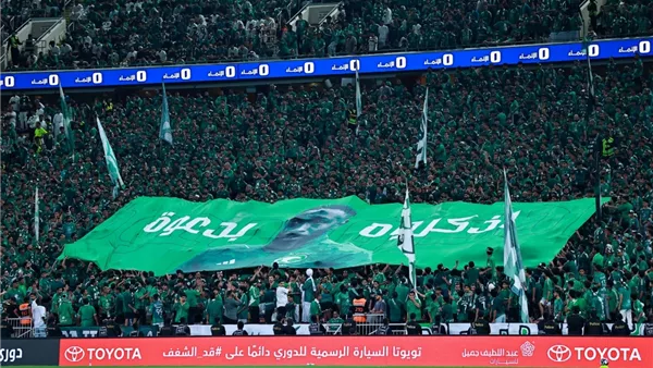 جماهير الأهلي السعودي تكرّم فهد المولد في مدرجات ديربي جدة