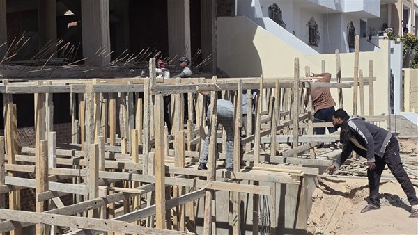 ازالة شدة خشبية لبناء مخالف ومصادرة المعدات بجنوب الغردقة