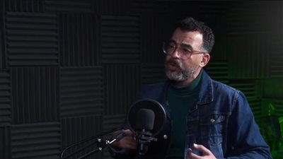 أستاذ قانون: 