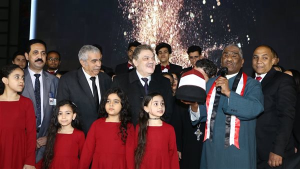 «عمامة الأزهر» و«القلنسوة المسيحية» ترسمان علم مصر فى احتفالية حزب الوفد