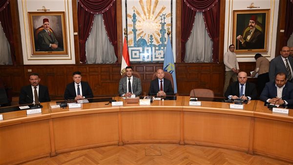 وزير الصناعة ومحافظ القاهرة يعقدان حواراً مفتوحاً ومباشراً مع مستثمري منطقة شق الثعبان الصناعية لحل  المشكلات