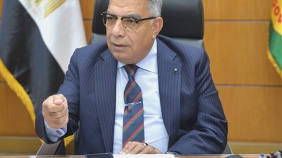 محافظ الدقهلية يبحث  مع القيادات التنفيذية تشديد الرقابة على الأسواق والمخابز 