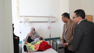 محافظ البحر الأحمر يتابع أداء العيادات الخارجية بمستشفى القصير التخصصي