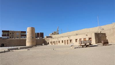 محافظ البحر الأحمر يتفقد الشاطئ العام والقلعة العثمانية بالقصير