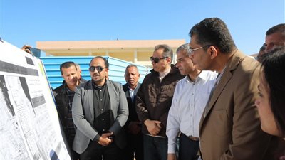 بطاقة إنتاجية 9000 متر مكعب يوميًا… محافظ البحر الأحمر يتفقد محطة التحلية بالقصير
